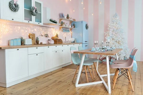 Modern beyaz mutfak ve lüks dekorasyonun iç mimarisi.