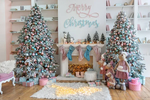 Büyük pencereli ve yeni yıl dekorlu beyaz lving odası.