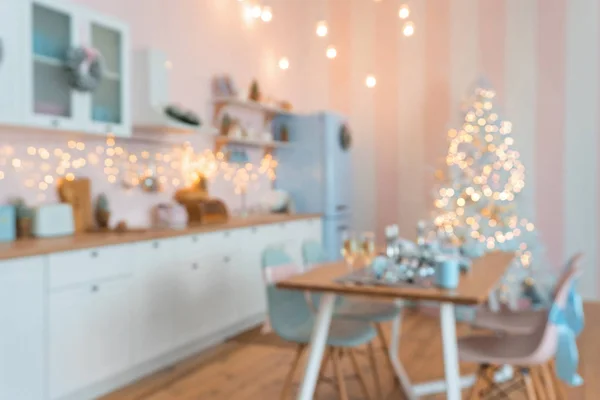 Pembe duvarlı modern beyaz mutfağın odağının çözünmüş bulanıklığı.