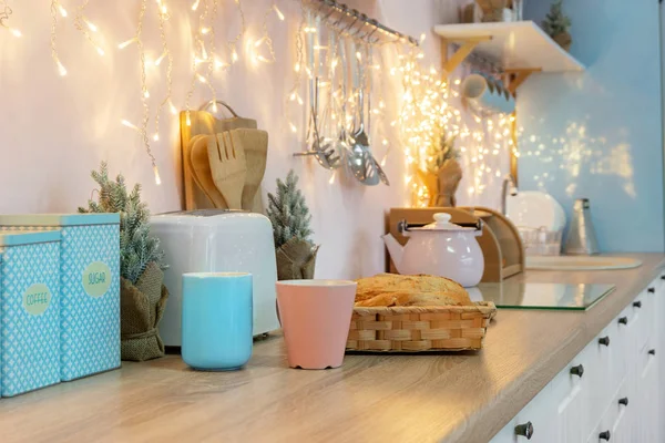 Pembe ve mavi bardak, tezgahın üstünde taze ekmek. Pembe beyaz ve b