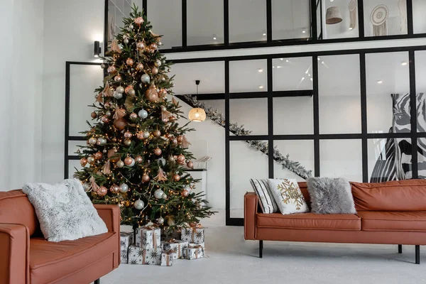 Modern bir çatı katının Noel dekorasyonuna bakın.