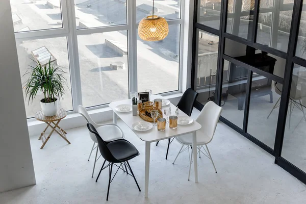 Geniş, geniş, siyah beyaz yemek odası, büyük pencereli.