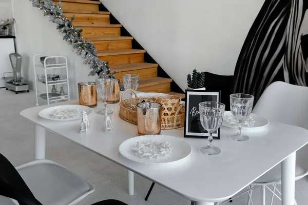圣诞佳节的餐桌，上面摆满了金色和玻璃装饰, — 图库照片