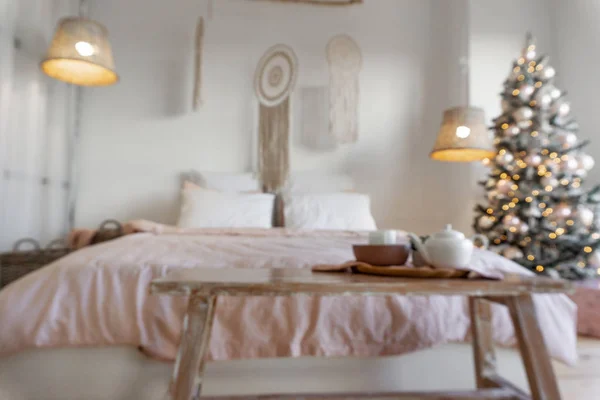 Vista borrosa desenfocada en la decoración interior espaciosa dormitorio blanco —  Fotos de Stock