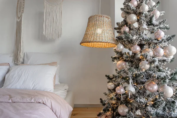 Noel 'le dekore edilmiş beyaz yatak odasının yakın görüntüsü 