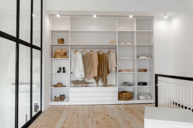 Açık alandaki sebzeler minimalist İskandinav beyaz odunları dolaba ve tarafsız bej renklerle gardıroplara giriyor.