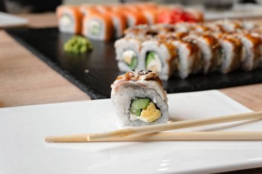 Restoranda bir tabakta suşi unagi yılan balığı rulosu.