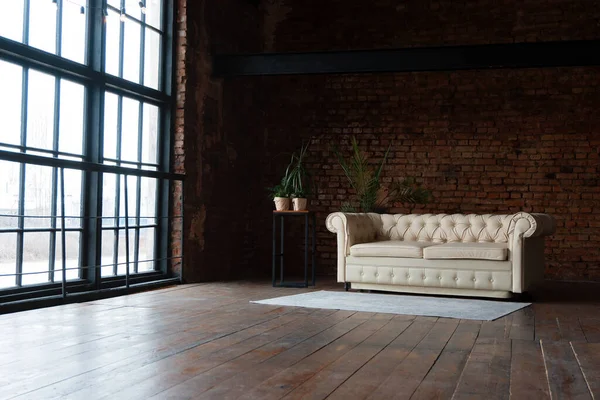 Güneş ışığıyla dolu büyük pencereli bir tavan arası aç