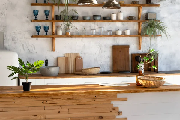 Geniş, endüstriyel, açık, mutfak stüdyosu mutfak aletleri ve lavabo.