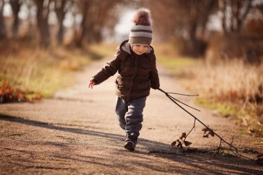 genç bir çocuk parkta bir yürüyüş üzerinde çalışır