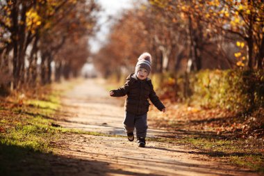 genç bir çocuk parkta bir yürüyüş üzerinde çalışır