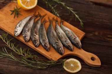 rosemary bir rustik tarzı ile taze Karadeniz balık uskumru besindir
