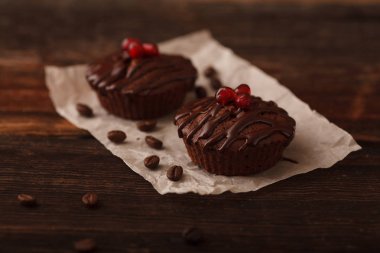 kahve taneleri bir rustik tarzda Nar ile tatlı çikolata cupcakes