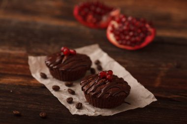 kahve taneleri bir rustik tarzda Nar ile tatlı çikolata cupcakes