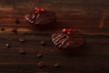 tatlı çikolata kek kahve taneleri bir rustik tarzda Narlı