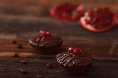 tatlı çikolata kek kahve taneleri bir rustik tarzda Narlı