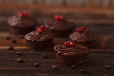 tatlı çikolata kek kahve taneleri bir rustik tarzda Narlı