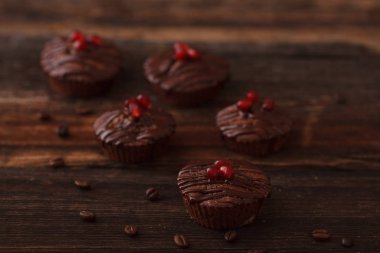 tatlı çikolata kek kahve taneleri bir rustik tarzda Narlı