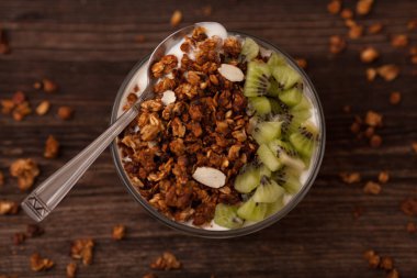 yemek kahvaltı muz granola ahşap arka plan üzerinde kivi ile