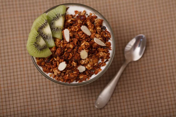 Comida Desayuno de plátano granola con kiwi en el fondo de madera —  Fotos de Stock