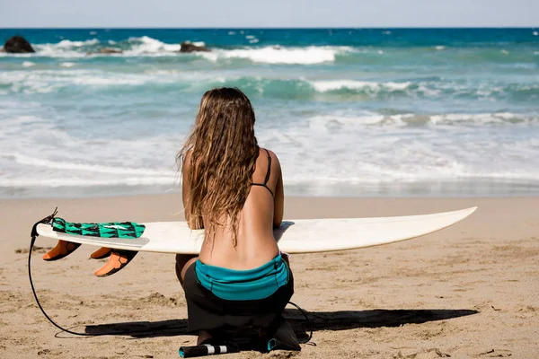 Surfergirl wartet mit Surfbrett auf die perfekte Welle — Stockfoto