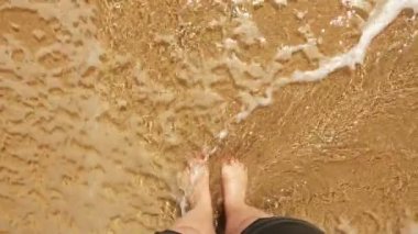 Kadın ayak plaj üzerinde. Üstten Görünüm. summerfeeling. HD