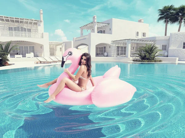 Красивая девушка, весело проводящая время с розовым фламинго плавающим. 3d-рендеринг — стоковое фото