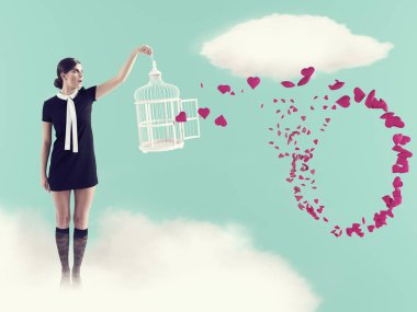 kafes captureing kalpler uçan bulut üzerinde duran kadın. valentinesday