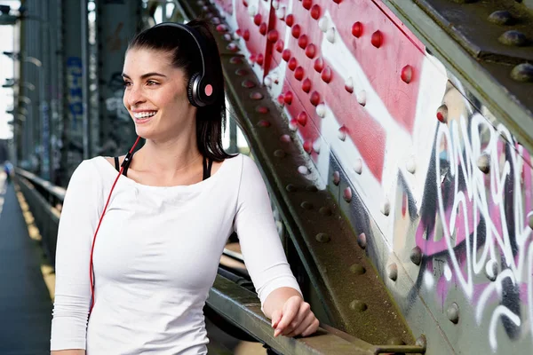 Flicka som lyssnar på lite musik. urban livsstil — Stockfoto