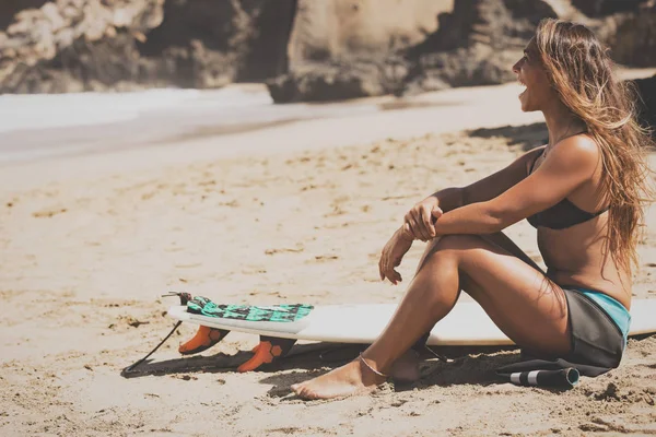 Серферна дівчина поливає ідеальну хвилю з дошкою для серфінгу — стокове фото