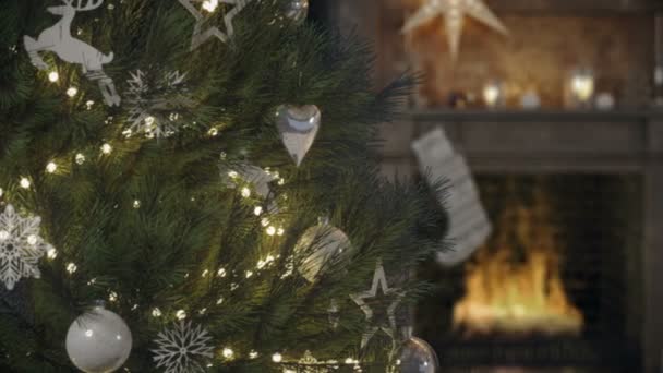 Hangulatos karácsonyi belső firelace és christmastree. 3D-leképezés — Stock videók