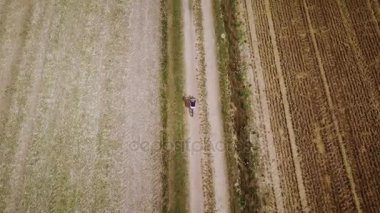Bisiklet üzerinde bir kadının Üstten Görünüm