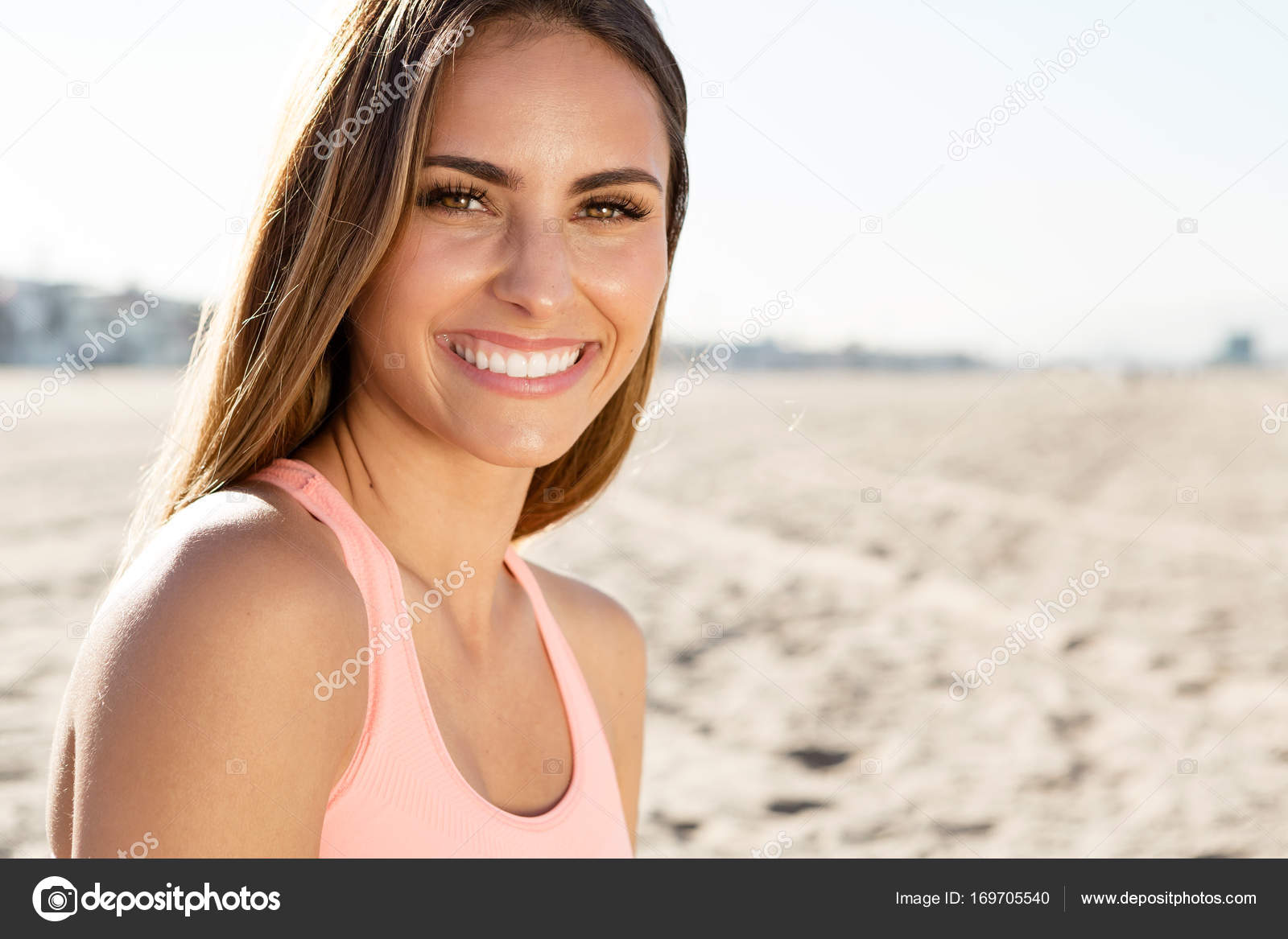 Schöne junge Frau lächelt am Strand. – Stockfoto © 2mmedia #169705540, image size:1600x1167