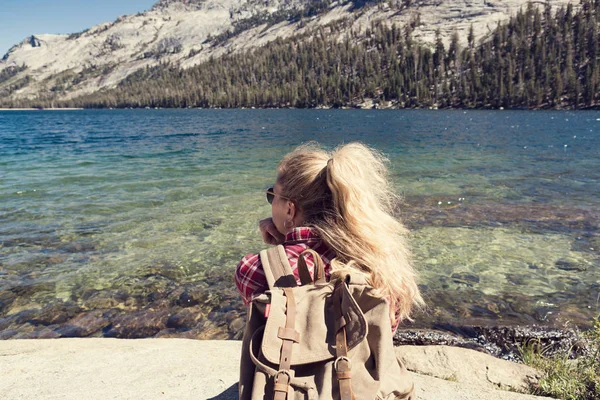 Mulher sentada em um lago em Yosemite Park. conceito de wanderlust — Fotografia de Stock