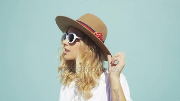 Jonge fashionista meisje met zonnebril. Californië levensstijl — Stockvideo