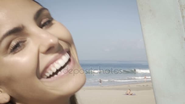 Mujer joven feliz en la playa. sensación de verano — Vídeo de stock