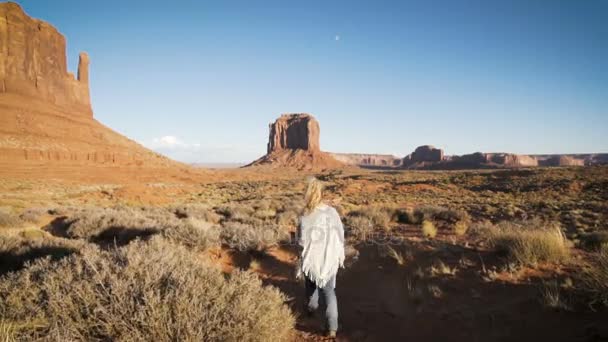 Mulher andando em Monument Valley com rochas vermelhas visão geral . — Vídeo de Stock