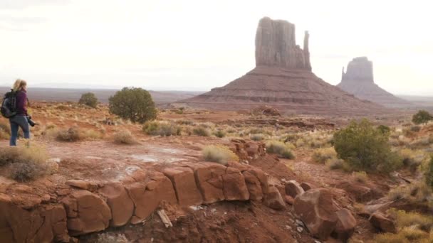 Woman walking in Monument Valley with red rocks overview. — Stock Video