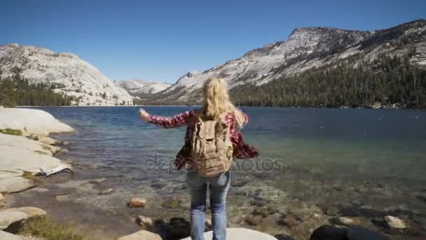 Mujer bailando en un lago en el Parque Yosemite. concepto wanderlust — Vídeo de stock