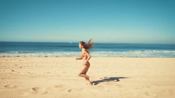 Happy young woman runs at manhattan beach in california. vintage filter — Stock Video