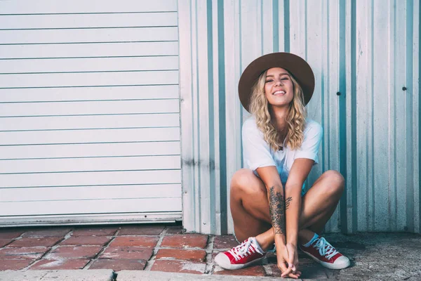 Fashionista girl sitting in the backstreet. — Stock Photo, Image