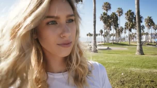 Closeup jonge fashionista meisje in Venice Beach. Californië levensstijl — Stockvideo