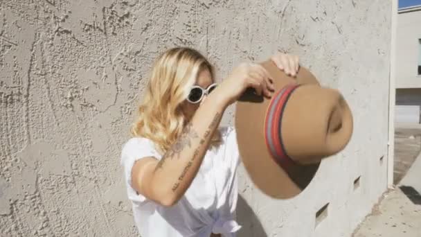 Happy young woman walking in the street. — Stock Video