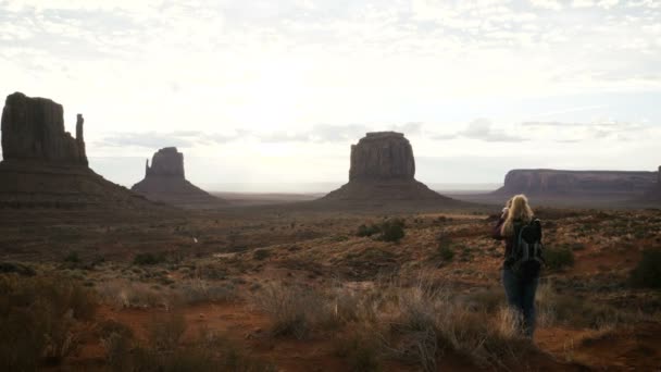 Donna che scatta foto nella Monument Valley con una macchina fotografica . — Video Stock
