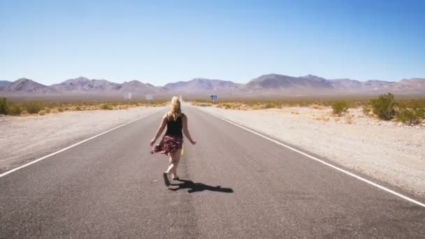 Mujer bailando sola en la calle en medio de la nada . — Vídeos de Stock