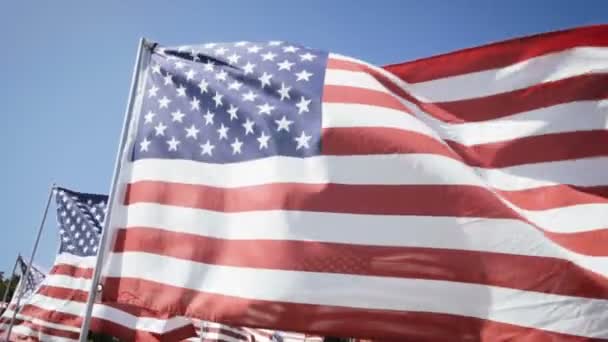 Bandeiras americanas de câmera lenta acenando com um fundo azul do céu. dia da independência — Vídeo de Stock