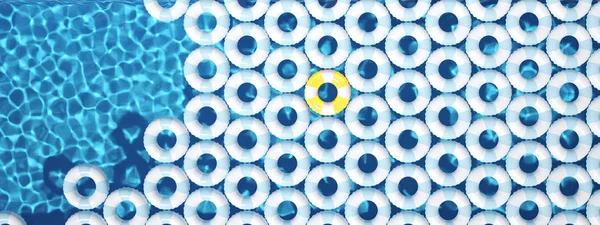 Anillo de flotador amarillo único entre los anillos de flotador azul en la piscina. renderizado 3d — Foto de Stock