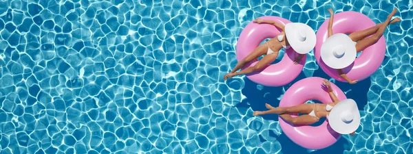 Женщин, плавающих на платформе в бассейне. 3d-рендеринг — стоковое фото