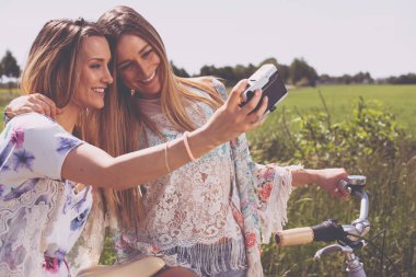 Ikiz kız retro kamera ile bir selfie yapma