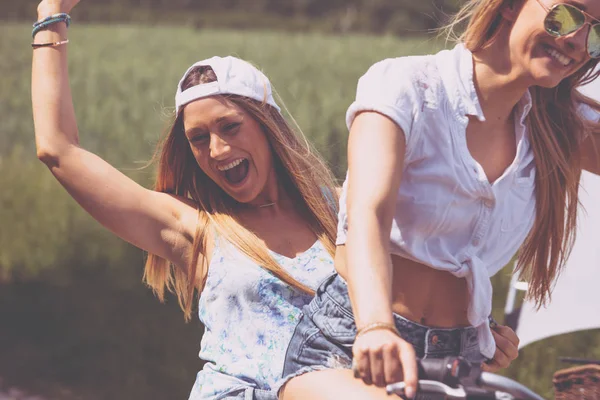 Женщина-близнец веселится на велосипеде — стоковое фото